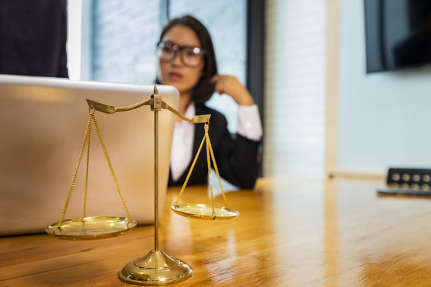 scales-lawyer-working-laptop_38480-630
