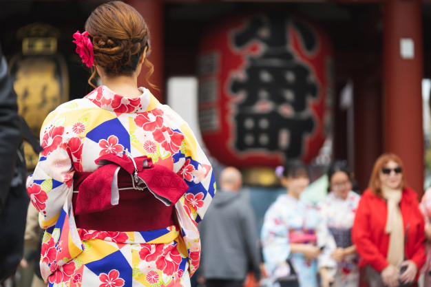 young-girl-wearing-japanese-kimono-standing-front-sensoji-temple-tokyo_24901-999