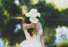 การสนับสนุนบริการคุมกำเนิดกึ่งถาวรในวัยรุ่น Young beautiful bride holding a bouquet.