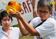 ภาคประชาชนจัดกิจกรรมกรวดน้ำคว่ำขันให้ ‘อนุทิน’ ตัดงบทำแท้งปลอดภัย
.
บรรยากาศกิจก…